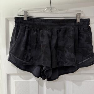 LULULEMON Women's Black Camo hotty hot shorts (2.5 inch)